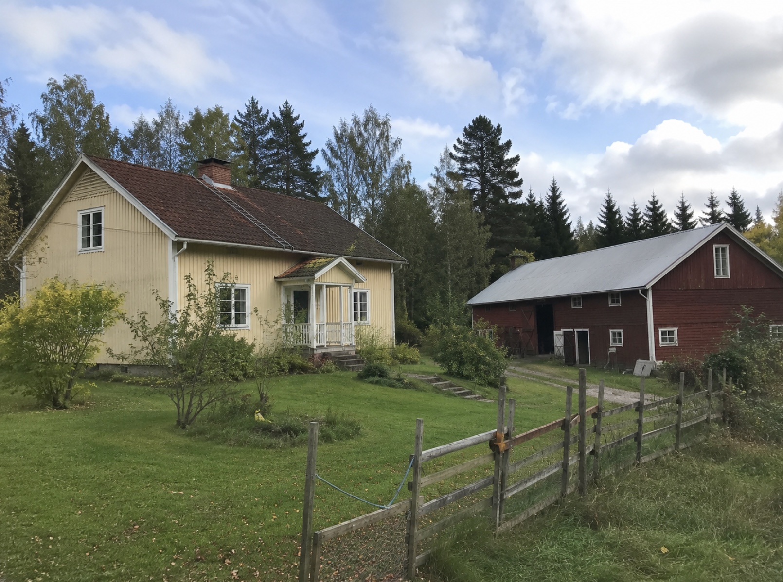 Gård med ladugård och hage